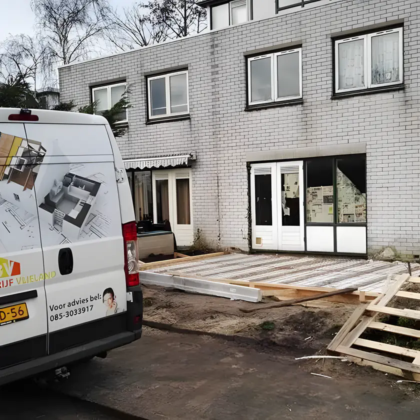 Bedrijfsbus bij de uitbouw in Zaandam in aanbouw