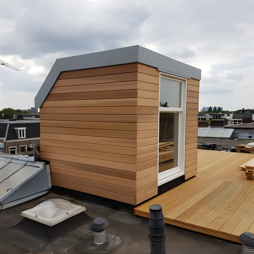 Houten opbouw met dakterras in Amsterdam