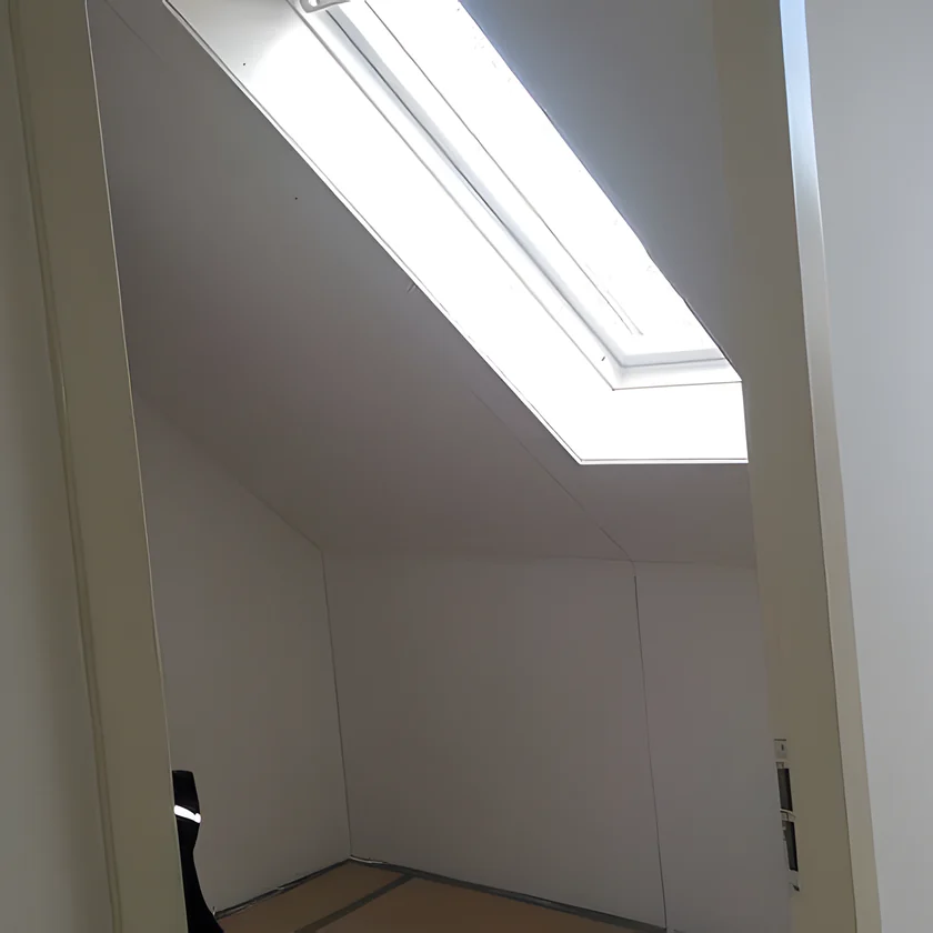 Afgewerkte vlieringkamer met dakraam