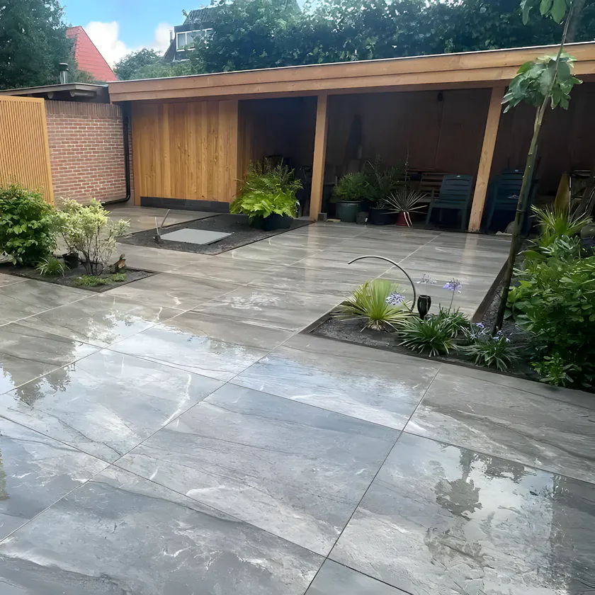 Houten veranda met tegelterras