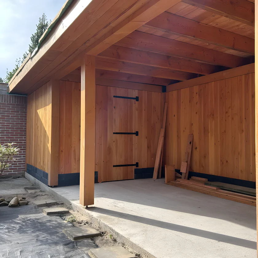 Houten veranda tegen de gevel