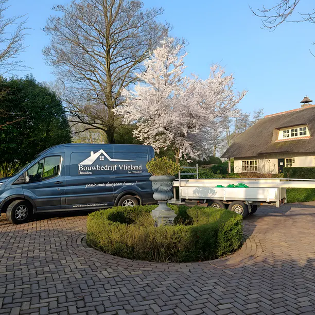 Bedrijfsbus van Bouwbedrijf R. Vlieland bij een project