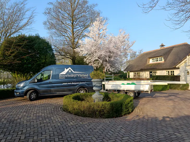 De bedrijfsbus van Bouwbedrijf R. Vlieland bij een project