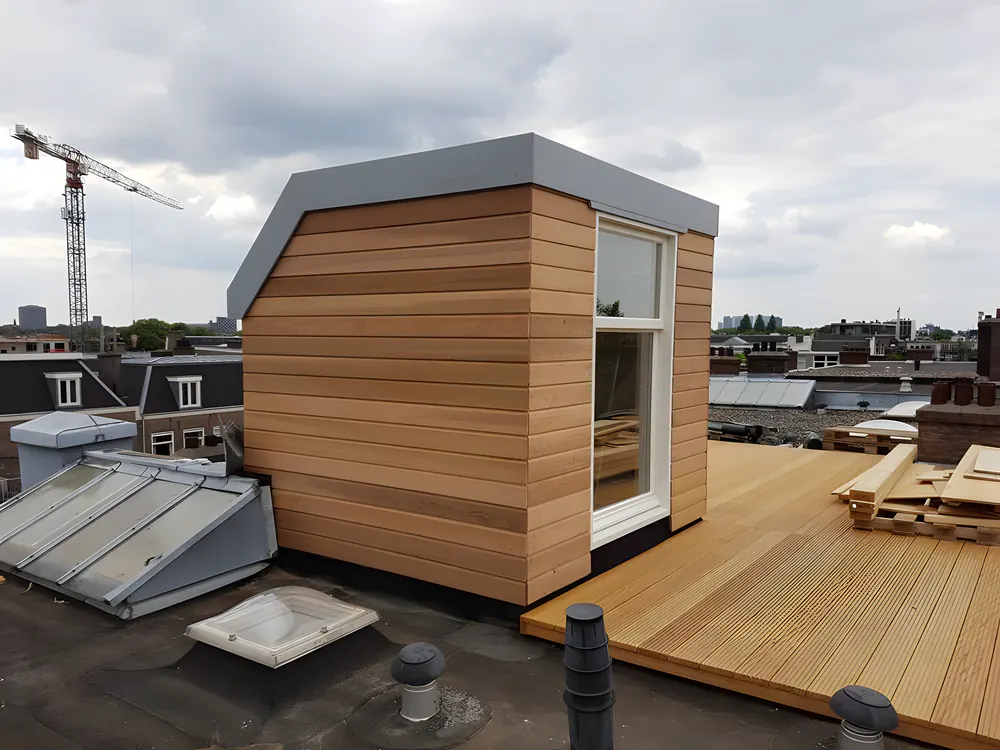 Hetzelfde dak na oplevering: opbouw met houten dakterras