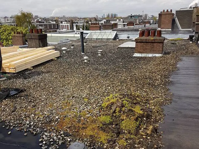 Het kale platte dak voor de verbouwing in Amsterdam